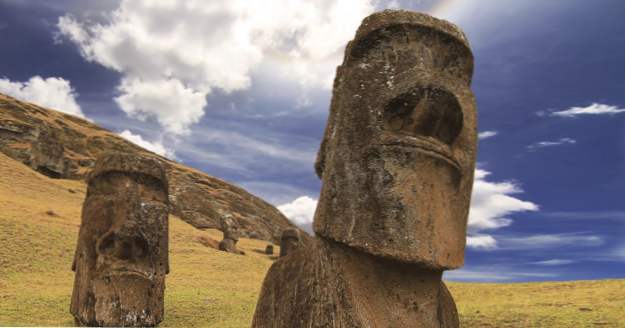 10 teorie affascinanti che circondano l'isola di Pasqua (misteri)