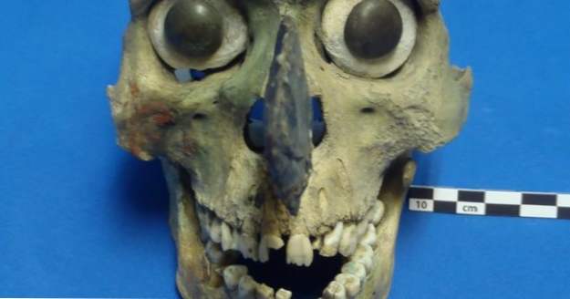 10 bizarre Objekte aus menschlichen Schädeln (Gruselig)