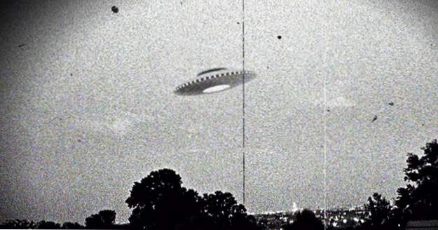 Video 10 mest vanvittige UFO-konspirasjonsteorier noensinne