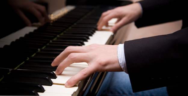 Top 10 eenvoudige piano stukken die geweldig klinken