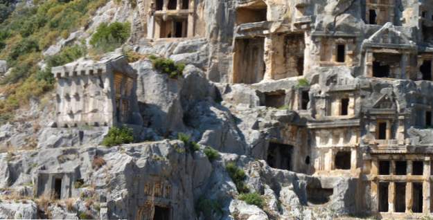 10 lieux incroyables sculptés dans le roc